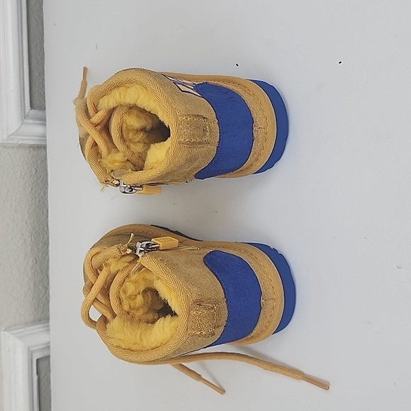 UGG Unidex Kids' Neumel Graphic Outline yellow ankle boots size 9 - Picture 3 of 10